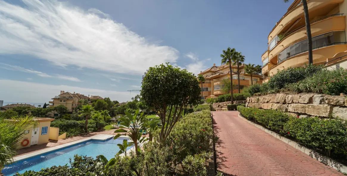 Long-term rent of middle floor apartment in Elviria 22