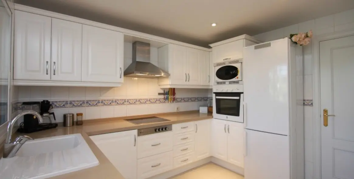 Long-term rent of middle floor apartment in Elviria 4