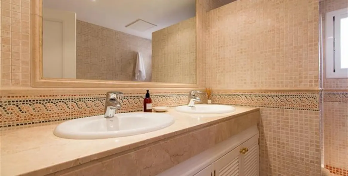 Long-term rent of middle floor apartment in Elviria 8