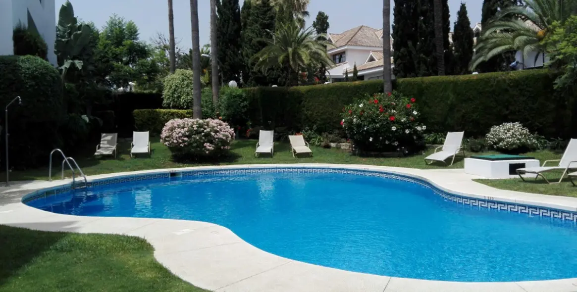 Долгосрочная аренда двухуровневого пентхауса в Guadalmina Baja 28