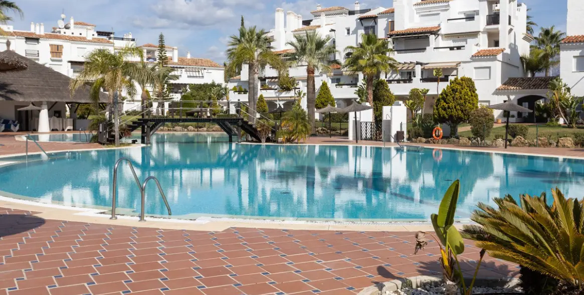 Alquiler a largo plazo de apartamento en planta baja en San Pedro de Alcántara 1