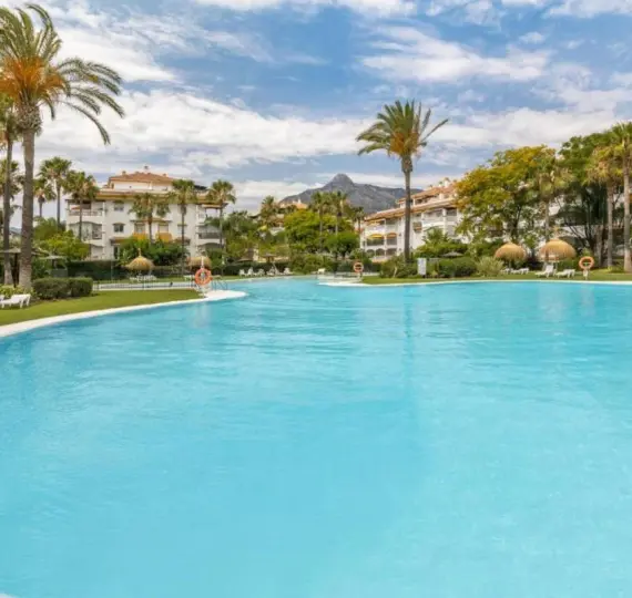 Alquiler a largo plazo de apartamento en planta baja en Nueva Andalucía