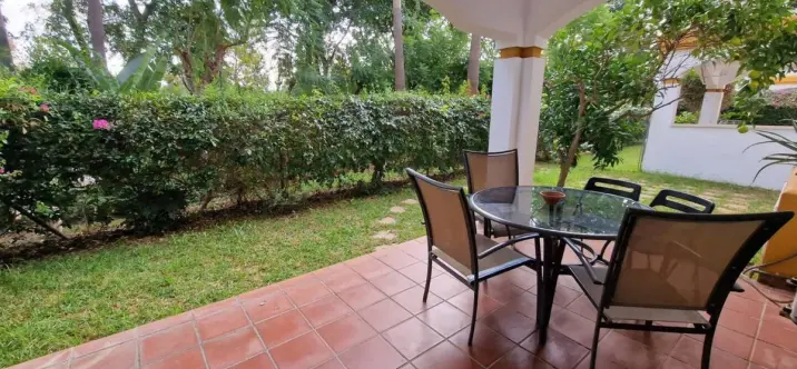 Alquiler a largo plazo de apartamento en planta baja en Nueva Andalucía 2