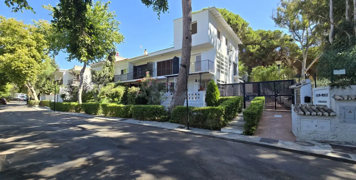 Долгосрочная аренда дома на две семьи в Elviria 1