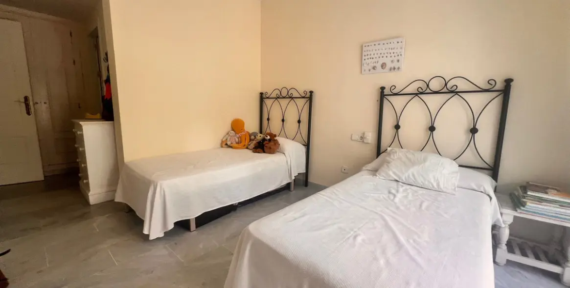 Долгосрочная аренда апартаментов на среднем этаже в Guadalmina Baja 23