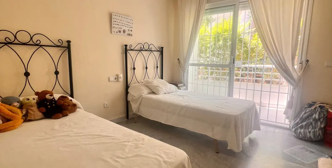 Долгосрочная аренда апартаментов на среднем этаже в Guadalmina Baja 24