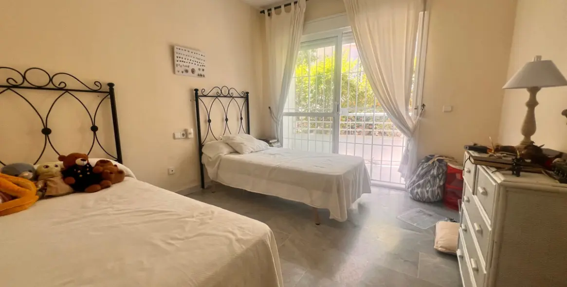 Долгосрочная аренда апартаментов на среднем этаже в Guadalmina Baja 25