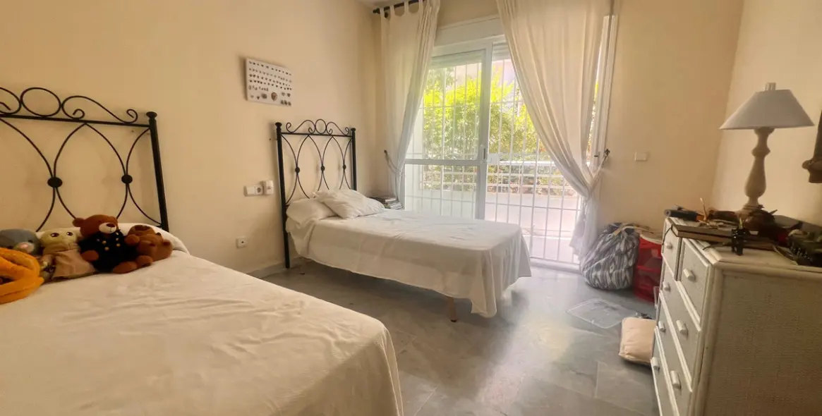 Долгосрочная аренда апартаментов на среднем этаже в Guadalmina Baja 26