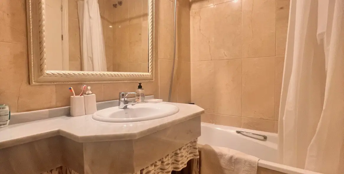 Долгосрочная аренда апартаментов на среднем этаже в Guadalmina Baja 27