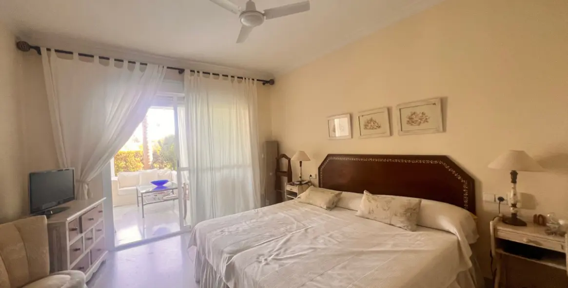 Долгосрочная аренда апартаментов на среднем этаже в Guadalmina Baja 28