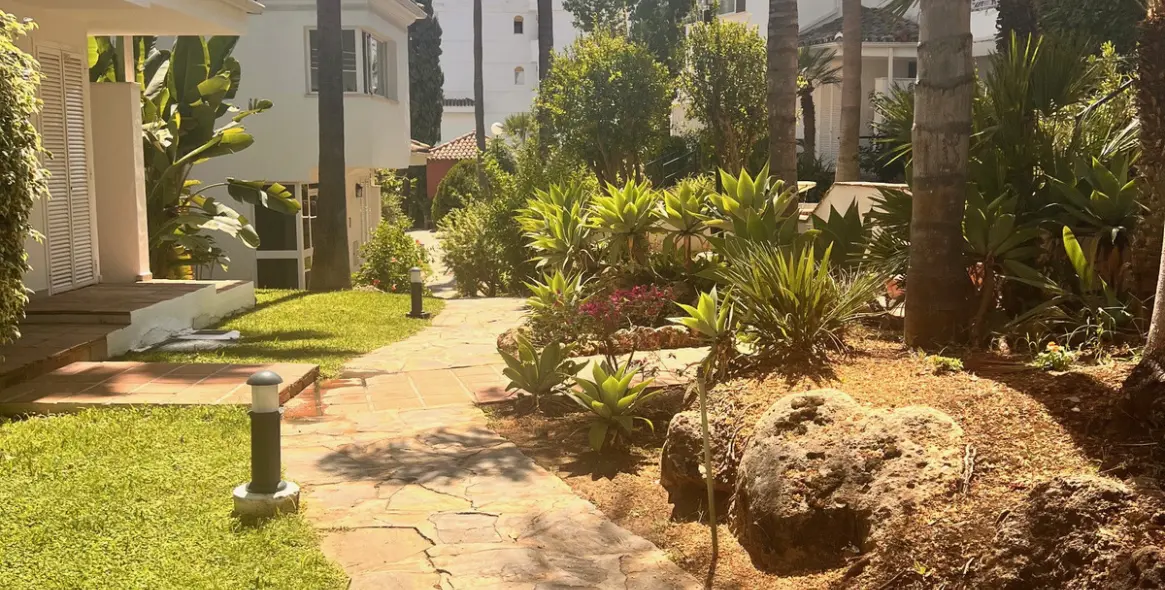 Долгосрочная аренда апартаментов на среднем этаже в Guadalmina Baja 36