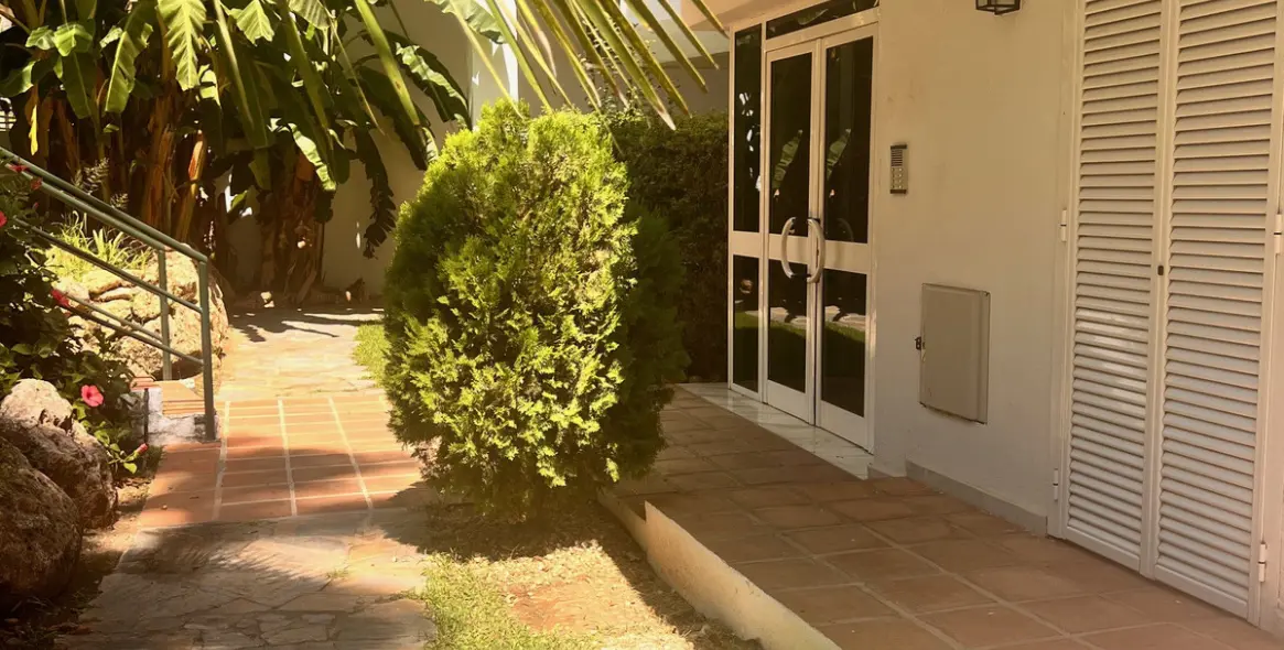 Долгосрочная аренда апартаментов на среднем этаже в Guadalmina Baja 37