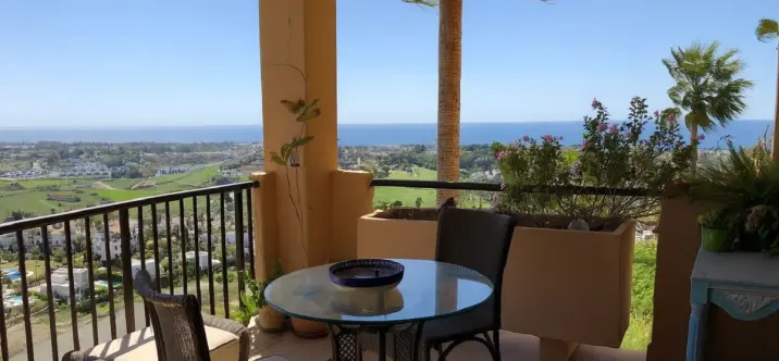 Alquiler a largo plazo de apartamento en planta media en Benahavís 0