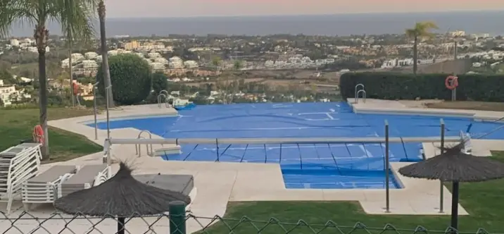 Alquiler a largo plazo de apartamento en planta media en Benahavís 1