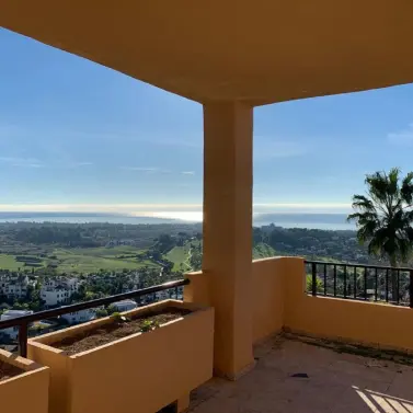 Alquiler a largo plazo de apartamento en planta media en Benahavís