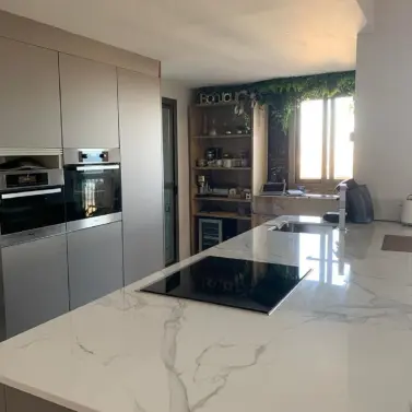 Alquiler a largo plazo de apartamento en planta media en Benahavís