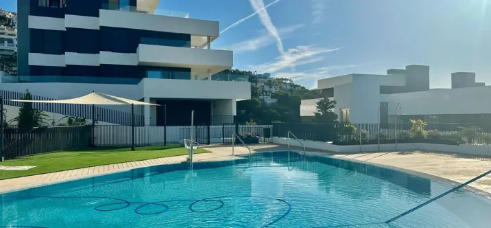 Long-term rent of middle floor apartment in Altos de los Monteros 0