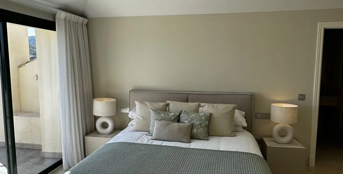 Долгосрочная аренда двухуровневого пентхауса в Benahavís 22