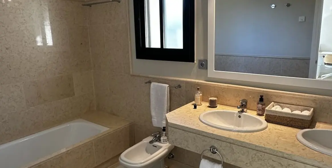 Долгосрочная аренда двухуровневого пентхауса в Benahavís 23