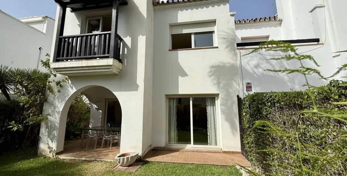 Long-term rent of semi-detached house in The Golden Mile 1