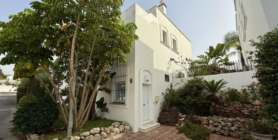 Long-term rent of semi-detached house in The Golden Mile 4