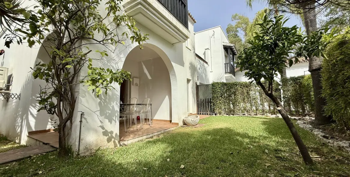 Long-term rent of semi-detached house in The Golden Mile 10