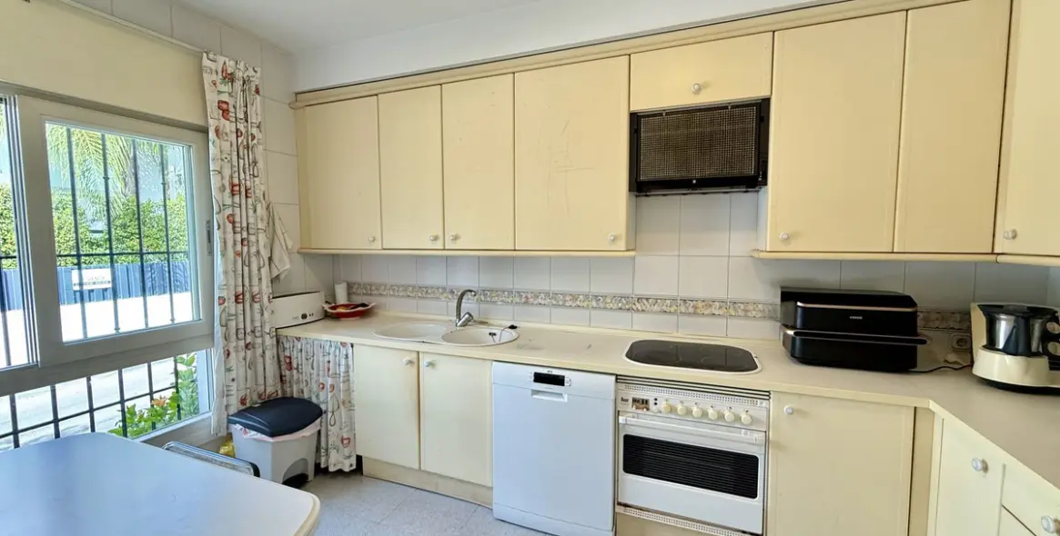 Long-term rent of semi-detached house in The Golden Mile 11