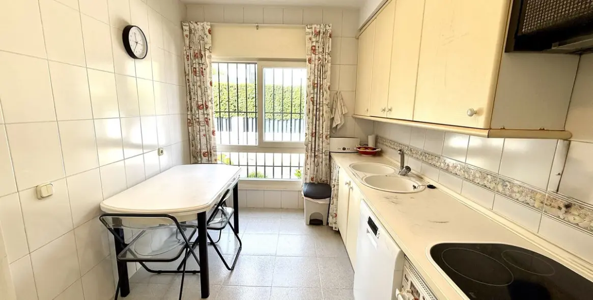 Long-term rent of semi-detached house in The Golden Mile 12