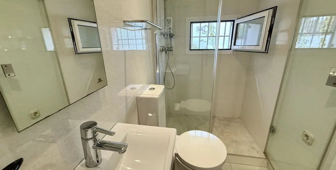 Long-term rent of semi-detached house in The Golden Mile 13