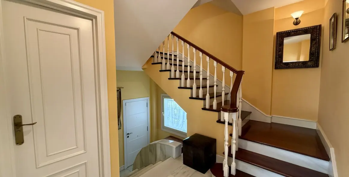 Long-term rent of semi-detached house in The Golden Mile 14