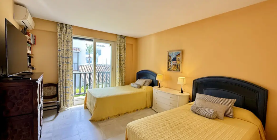 Long-term rent of semi-detached house in The Golden Mile 16