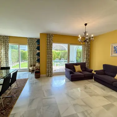 Долгосрочная аренда дома на две семьи в The Golden Mile