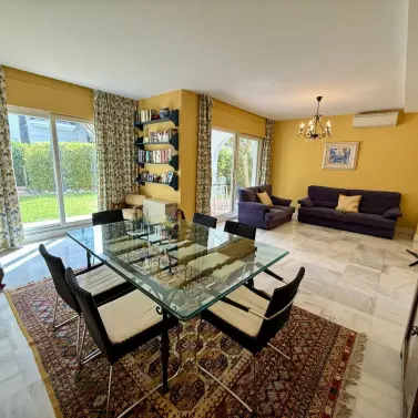 Долгосрочная аренда дома на две семьи в The Golden Mile