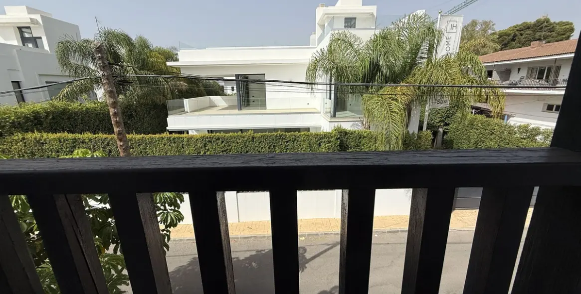 Долгосрочная аренда дома на две семьи в The Golden Mile 20