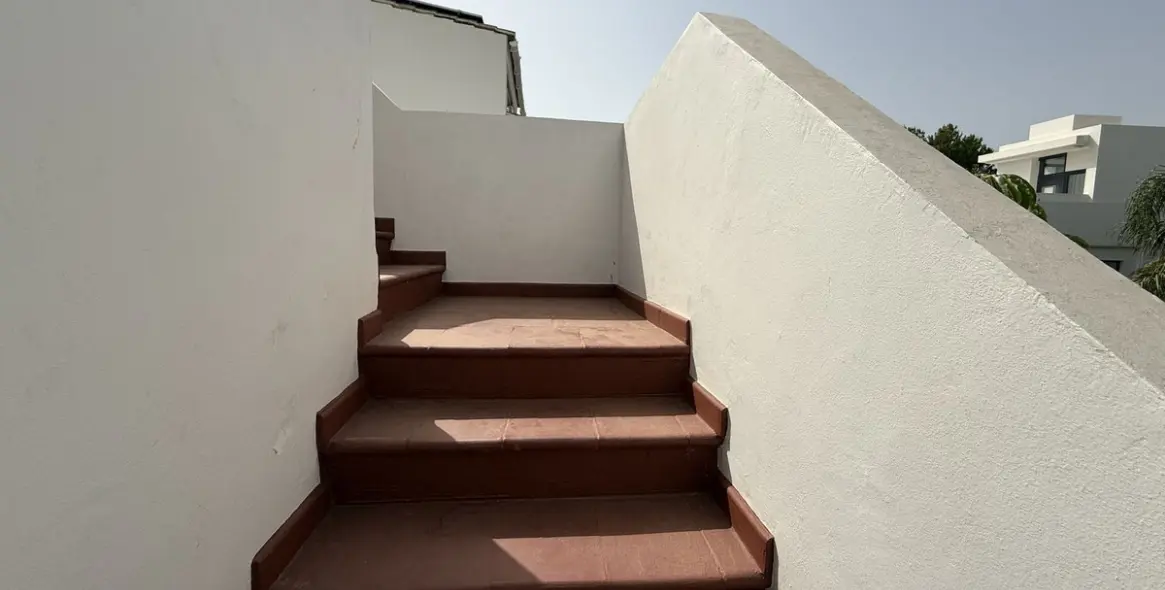 Долгосрочная аренда дома на две семьи в The Golden Mile 21