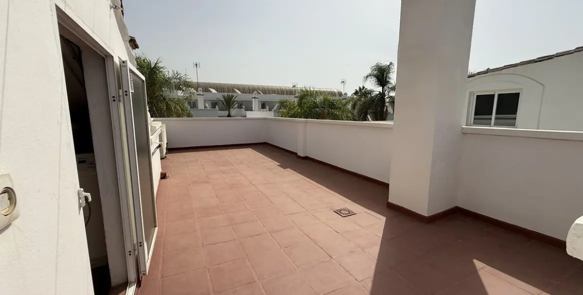 Долгосрочная аренда дома на две семьи в The Golden Mile 22