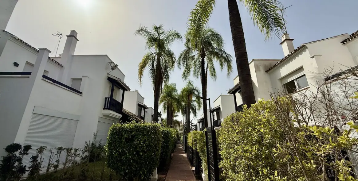 Долгосрочная аренда дома на две семьи в The Golden Mile 31