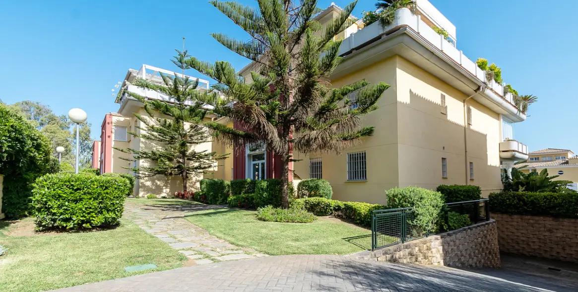 Долгосрочная аренда апартаментов на первом этаже в Cabopino 32