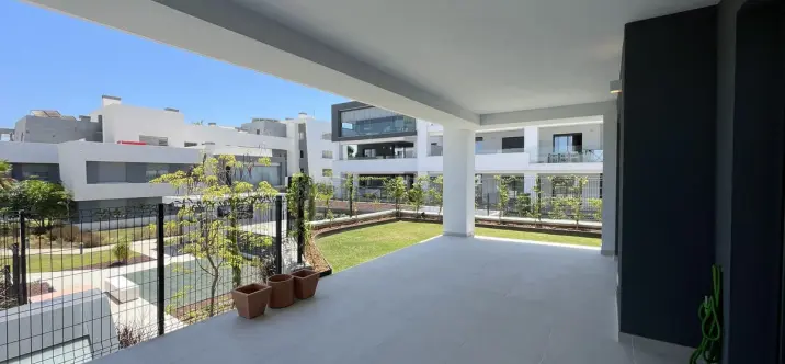 Alquiler a largo plazo de apartamento en planta baja en Selwo 0