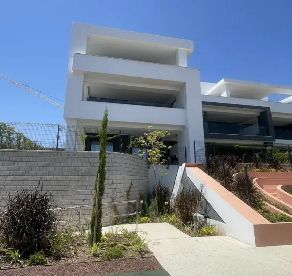 Alquiler a largo plazo de apartamento en planta baja en Selwo