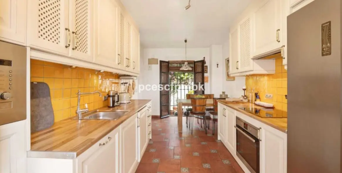 Long-term rent of townhouse in Nueva Andalucía 5