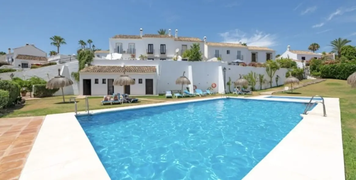 Long-term rent of townhouse in Nueva Andalucía 1