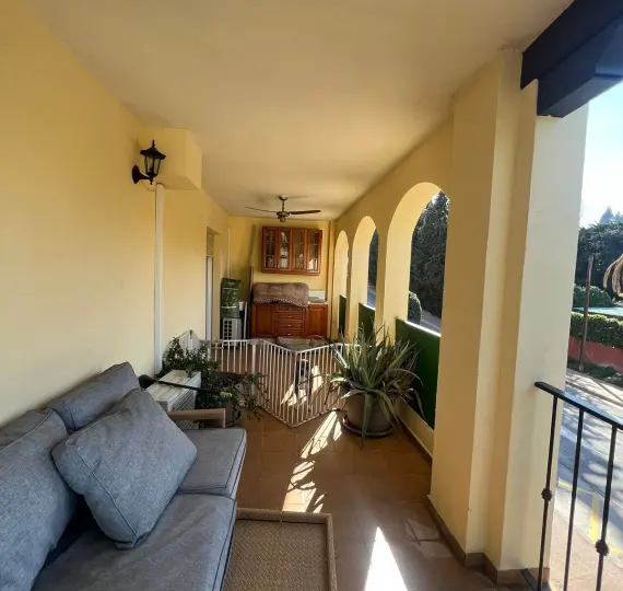 Долгосрочная аренда апартаментов на среднем этаже в Nueva Andalucía