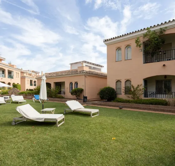 Долгосрочная аренда апартаментов на среднем этаже в Nueva Andalucía