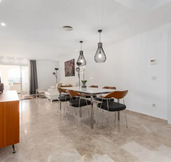 Долгосрочная аренда апартаментов на среднем этаже в Nueva Andalucía