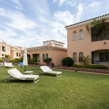 Alquiler a largo plazo de apartamento en planta media en Nueva Andalucía