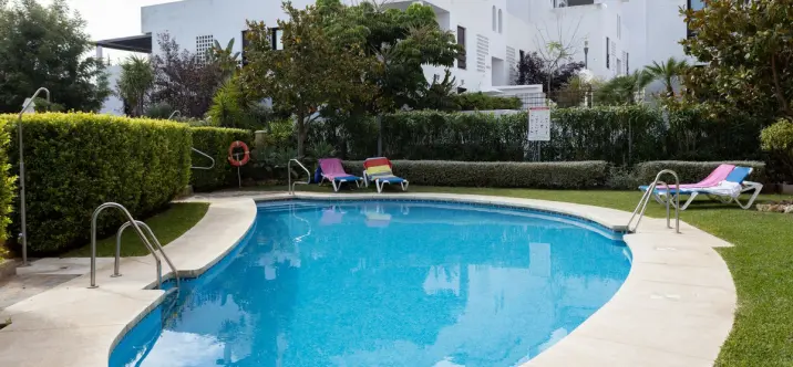 Alquiler a largo plazo de apartamento en planta media en Nueva Andalucía 1