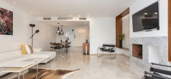 Alquiler a largo plazo de apartamento en planta media en Nueva Andalucía 2