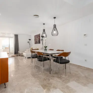 Alquiler a largo plazo de apartamento en planta media en Nueva Andalucía