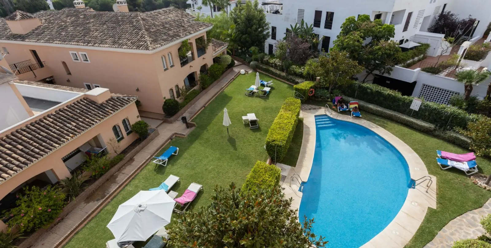 Alquiler a largo plazo de apartamento en planta media en Nueva Andalucía 11